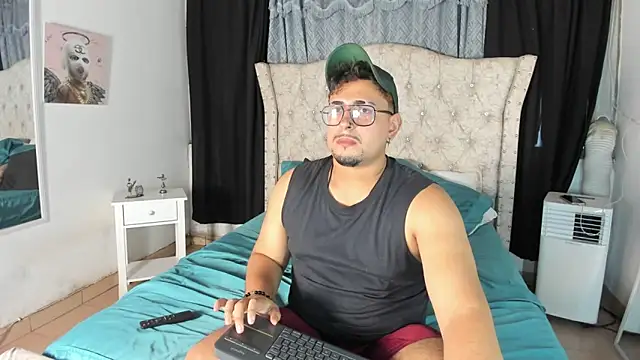 Snapshot of _urbantemptation chatting on June 18, 2026, 8:57 pm urbantemptation online show from June 18, 2026, 8:57 pm