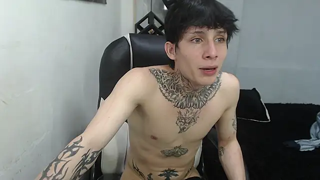 Snapshot of Cry_thereal chatting on June 22, 2026, 1:51 am Cry thereal online show from June 22, 2026, 1:51 am
