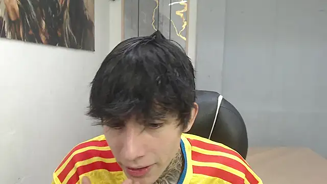 Snapshot of Cry_thereal chatting on July 1, 2026, 7:32 am Cry thereal online show from July 1, 2026, 7:32 am