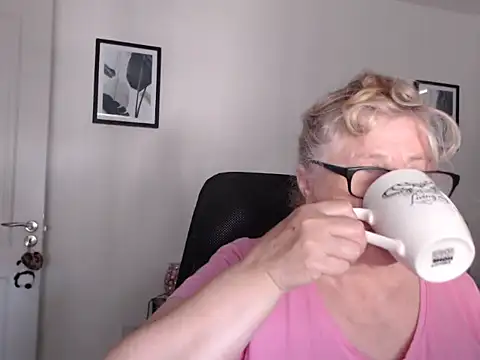 Snapshot of NoraMelow chatting on July 7, 2026, 9:57 am NoraMelow online show from July 7, 2026, 9:57 am