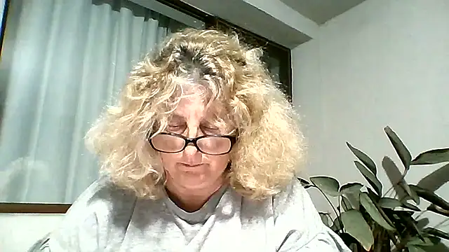Snapshot of NoraMelow chatting on August 2, 2026, 9:02 pm NoraMelow online show from August 2, 2026, 9:02 pm
