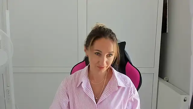Snapshot of LilyDreamm chatting on July 29, 2026, 6:44 am LilyDreamm online show from July 29, 2026, 6:44 am