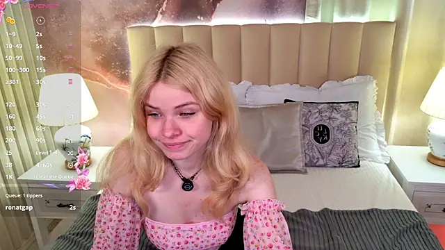 Snapshot of ChloeWells chatting on July 25, 2026, 3:37 am ChloeWells online show from July 25, 2026, 3:37 am