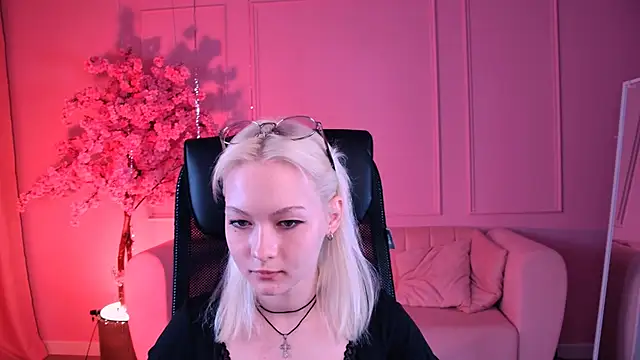 Snapshot of OliviaVale chatting on June 20, 2026, 9:56 am OliviaVale online show from June 20, 2026, 9:56 am
