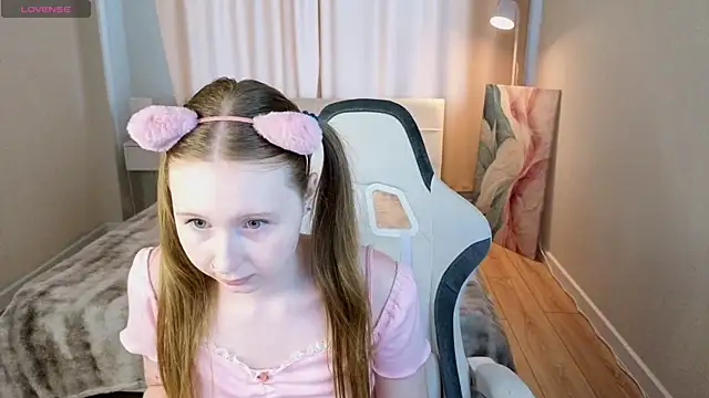 Snapshot of LiliTiny chatting on June 25, 2026, 5:12 am LiliTiny online show from June 25, 2026, 5:12 am