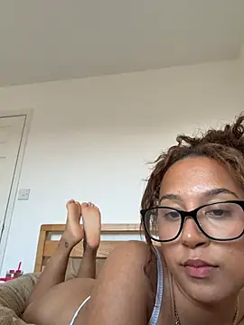prettypeachyxx online show from June 19, 2026, 6:01 pm