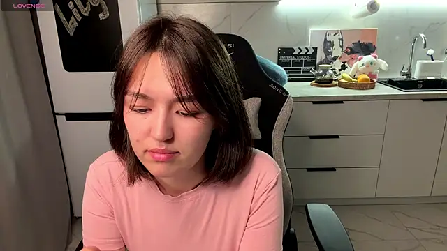 Snapshot of LilyPopss chatting on June 20, 2026, 7:27 pm LilyPopss online show from June 20, 2026, 7:27 pm