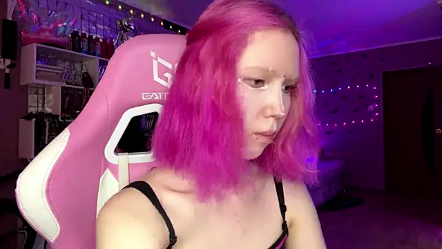 LiaaLuna online show from June 24, 2026, 1:32 pm