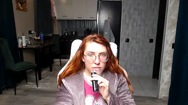 Reginasmilee online show from April 13, 2026, 4:18 am