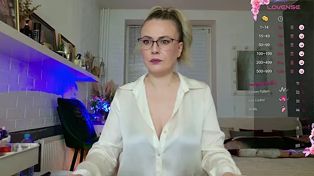 Snapshot of BeautyeyesLovely chatting on December 3, 2025, 3:58 am BeautyeyesLovely online show from December 3, 2025, 3:58 am