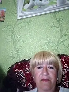 Snapshot of EmmaSwan555 chatting on July 6, 2026, 11:18 am EmmaSwan555 online show from July 6, 2026, 11:18 am