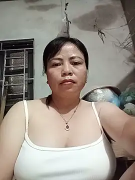 Snapshot of Lee_bee1 chatting on July 5, 2026, 8:05 pm Lee bee1 online show from July 5, 2026, 8:05 pm