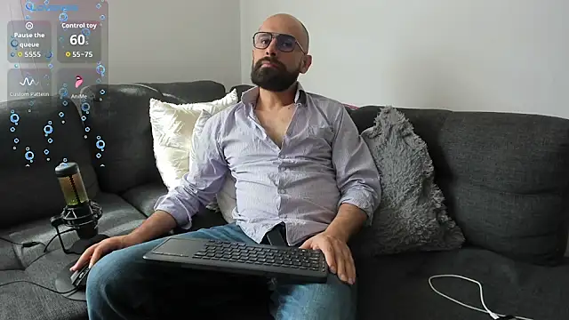 Snapshot of ezequiel_mobland chatting on July 8, 2026, 1:26 pm ezequiel mobland online show from July 8, 2026, 1:26 pm