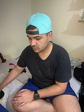 Snapshot of LatinBearX chatting on July 9, 2026, 11:53 pm LatinBearX online show from July 9, 2026, 11:53 pm
