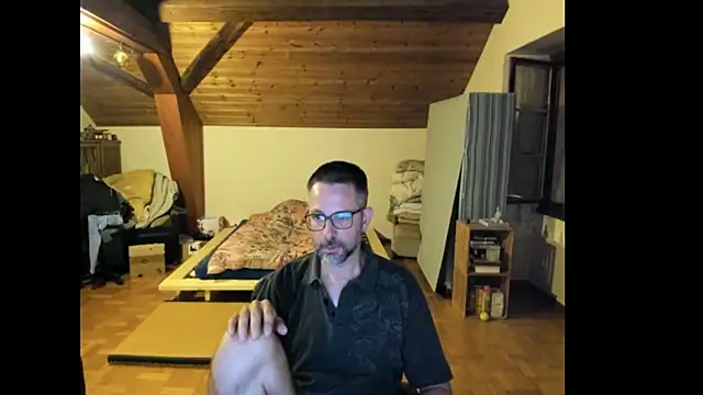 Snapshot of supersquirrel chatting on July 16, 2026, 11:33 pm supersquirrel online show from July 16, 2026, 11:33 pm