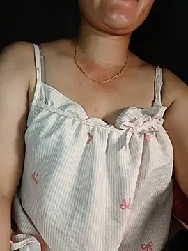 Snapshot of Nganquynh_2k2 chatting on July 14, 2026, 1:50 pm Nganquynh 2k2 online show from July 14, 2026, 1:50 pm
