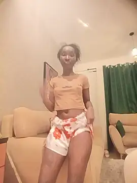 queenveecoco online show from July 14, 2026, 4:13 pm
