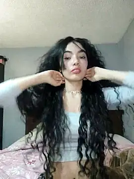 Snapshot of laura_mon chatting on August 5, 2026, 2:47 am laura mon online show from August 5, 2026, 2:47 am