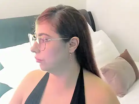 Snapshot of Emili_luxe chatting on July 15, 2026, 7:19 pm Emili luxe online show from July 15, 2026, 7:19 pm