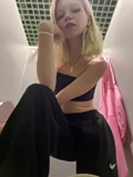 Snapshot of Foxy_Blondie chatting on August 3, 2026, 3:38 pm Foxy Blondie online show from August 3, 2026, 3:38 pm