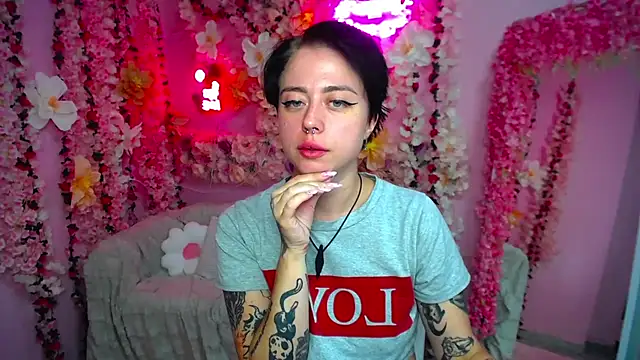 Snapshot of Adelin_R chatting on July 25, 2026, 9:18 am Adelin R online show from July 25, 2026, 9:18 am