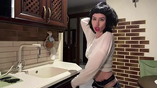 LouisiVuittoni online show from July 27, 2026, 10:39 pm