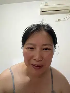 Snapshot of linlin-717 chatting on August 3, 2026, 2:11 pm linlin-717 online show from August 3, 2026, 2:11 pm