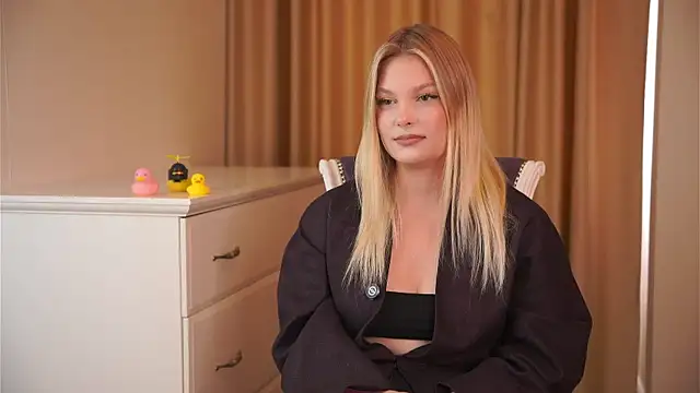 Snapshot of KoriHeeney chatting on August 5, 2026, 9:56 am KoriHeeney online show from August 5, 2026, 9:56 am