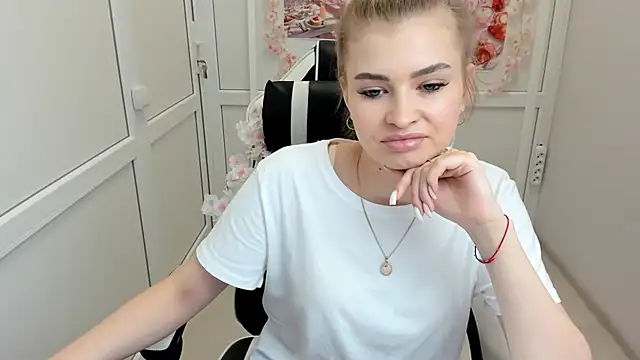 Snapshot of BrielleStorm chatting on August 6, 2026, 6:04 am BrielleStorm online show from August 6, 2026, 6:04 am