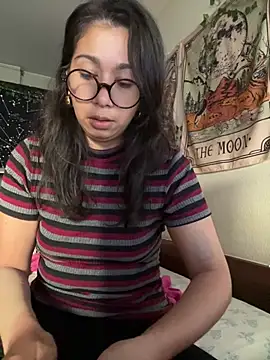 Lauraxbatista online show from August 4, 2026, 6:43 pm