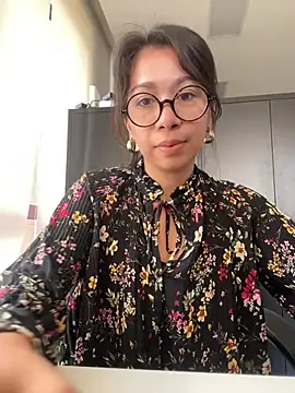 Lauraxbatista online show from August 5, 2026, 9:34 am