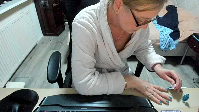 minoesje37 online show from March 9, 2025, 8:10 pm