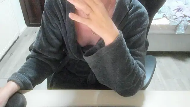 minoesje37 online show from January 5, 2026, 8:45 pm