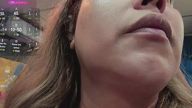 khloeHermaprodit3 online show from February 21, 2025, 9:54 pm