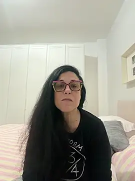 crudeliafrancy online show from April 15, 2026, 6:37 pm