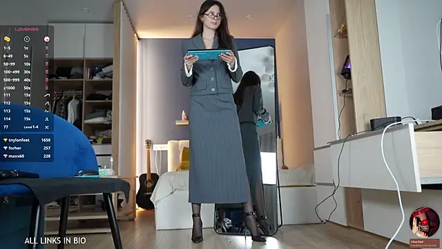 LAUREL HAZEL online show from March 10, 2025, 10:13 pm