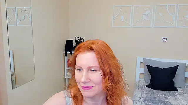 Snapshot of FoxySophia chatting on February 15, 2026, 7:10 pm FoxySophia online show from February 15, 2026, 7:10 pm