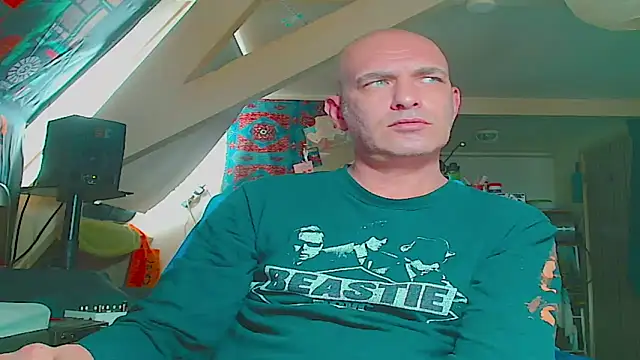 Snapshot of maxhard77 chatting on June 12, 2026, 9:08 am maxhard77 online show from June 12, 2026, 9:08 am