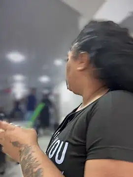 yanza2002 online show from February 9, 2025, 8:45 pm