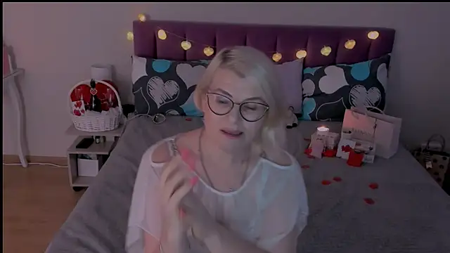 sabrinamacmarren online show from February 14, 2025, 2:33 pm