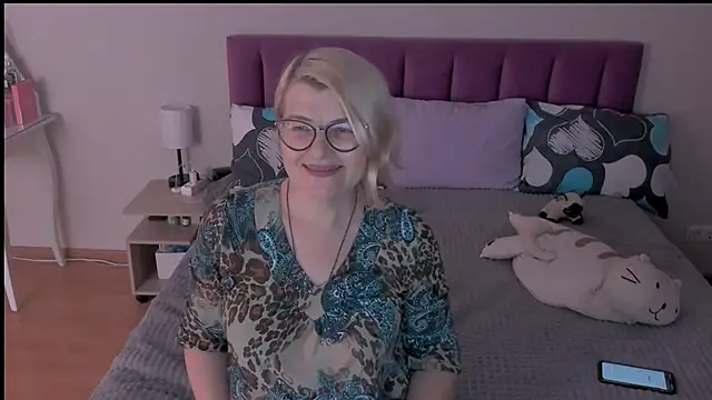 sabrinamacmarren online show from February 24, 2025, 6:15 pm