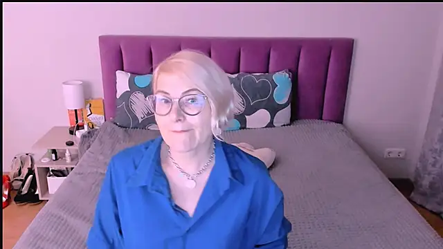 sabrinamacmarren online show from October 12, 2025, 3:22 pm