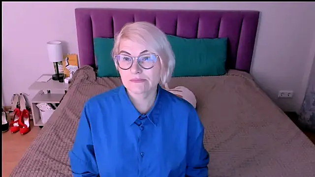 sabrinamacmarren online show from October 25, 2025, 2:24 pm