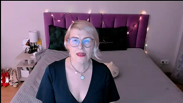 sabrinamacmarren online show from December 20, 2025, 4:03 pm