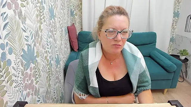 LeaPure online show from December 8, 2024, 11:35 am