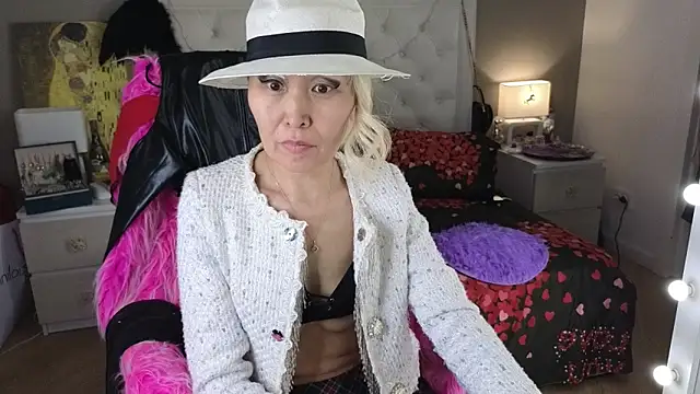 Snapshot of RoxalanaStar chatting on June 19, 2026, 10:19 am RoxalanaStar online show from June 19, 2026, 10:19 am