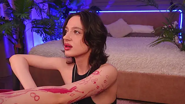 Devilinee online show from April 4, 2026, 7:06 am