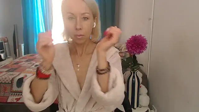 Snapshot of LuxuryNika chatting on September 22, 2025, 10:06 am LuxuryNika online show from September 22, 2025, 10:06 am