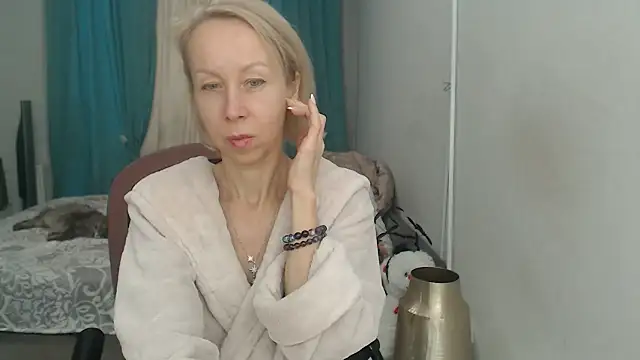 Snapshot of LuxuryNika chatting on November 7, 2025, 10:48 am LuxuryNika online show from November 7, 2025, 10:48 am