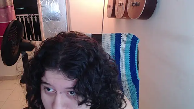 Snapshot of Smoke_trip_Alicia chatting on December 17, 2025, 10:21 am Smoke trip Alicia online show from December 17, 2025, 10:21 am